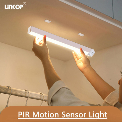 Un buen precio. Luz de sensor de movimiento LED con oscurecimiento de tres colores en línea