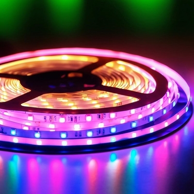 Un bon prix. 20 Pcs/m Quantité de puces Bande lumineuse LED à changement de couleur Tension DC 5V pour vos projets créatifs en ligne